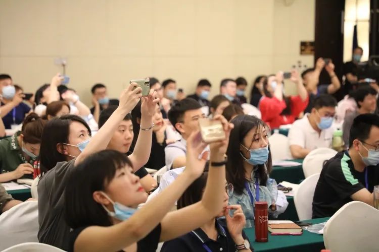 网络主播：从“乱花迷眼”走向“专业与责任”