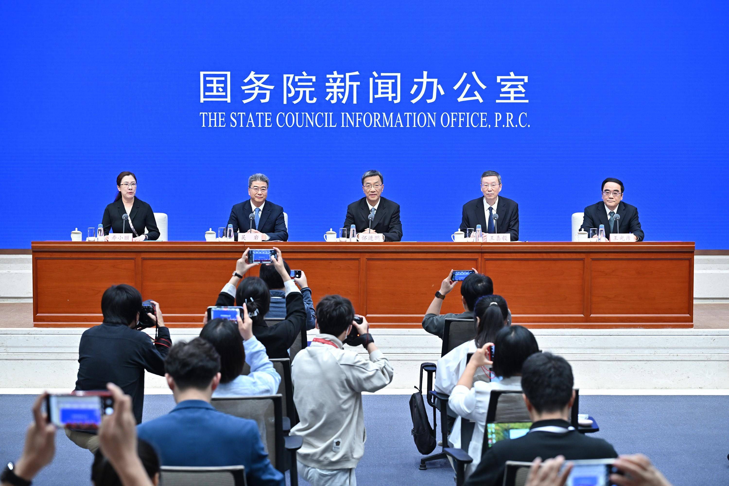 今日看点｜国新办将举行稳就业稳经济推动高质量发展政策措施有关情况新闻发布会