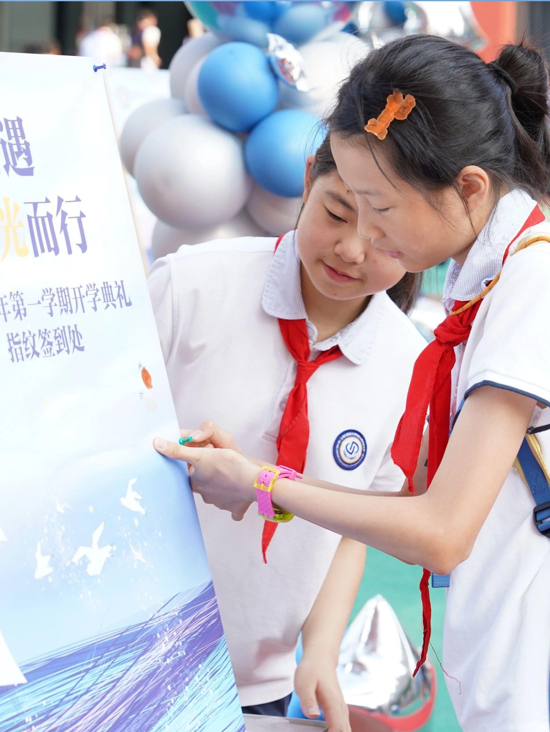 追光 | 机器人赛场“秀肌肉”，人类握手谈合作