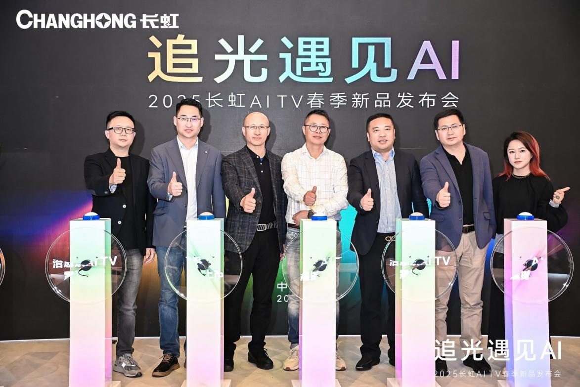 追光 | 机器人赛场“秀肌肉”，人类握手谈合作