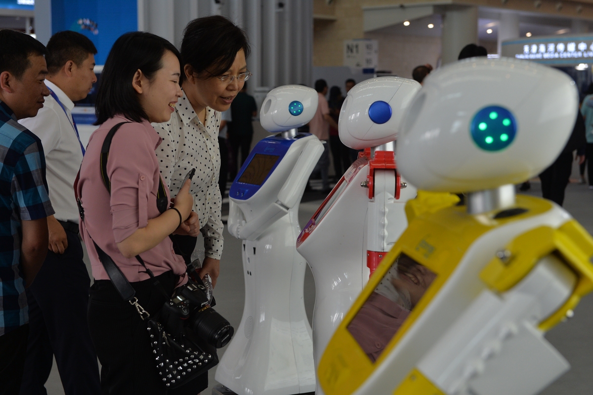 加快服务机器人市场普及