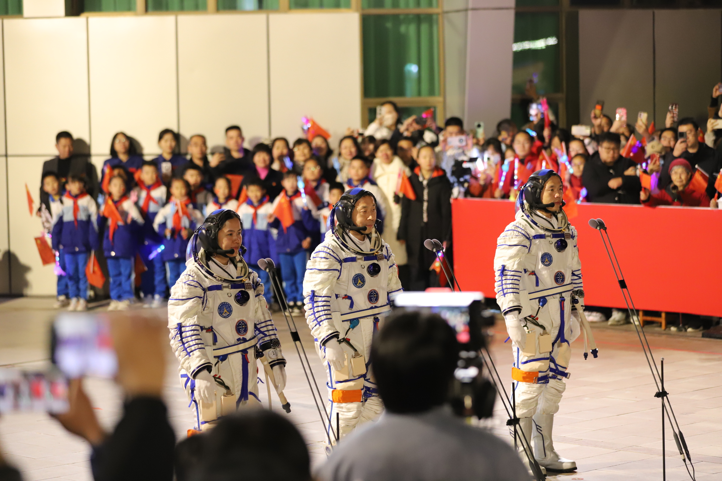 神舟十九号载人飞船顺利撤离空间站组合体 三名航天员踏上回家之旅