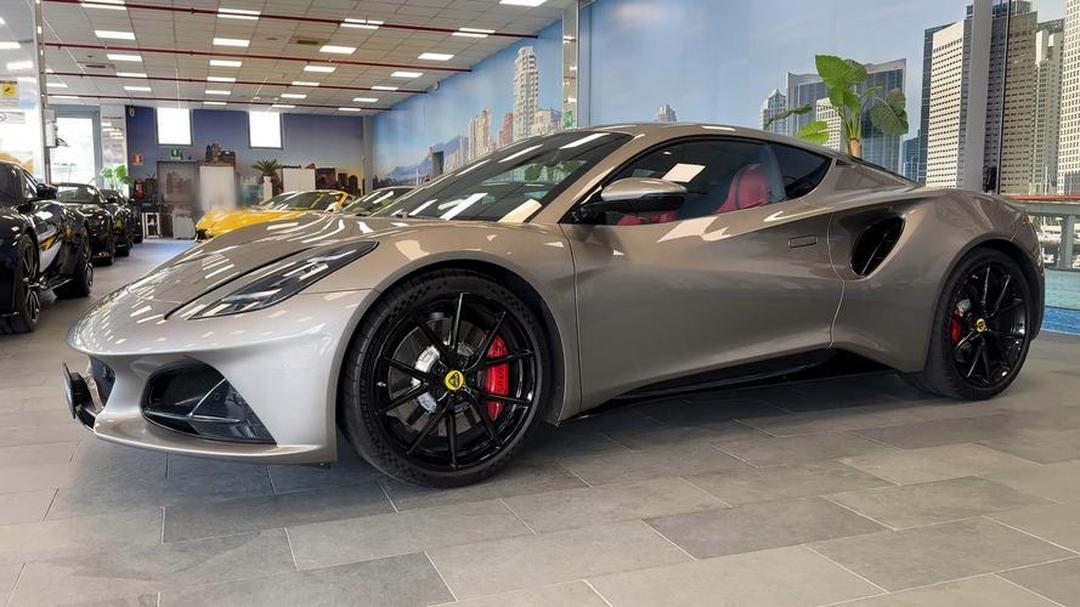 莲花推出复古涂装限定版Emira跑车，致敬60年前F1世界冠军克拉克