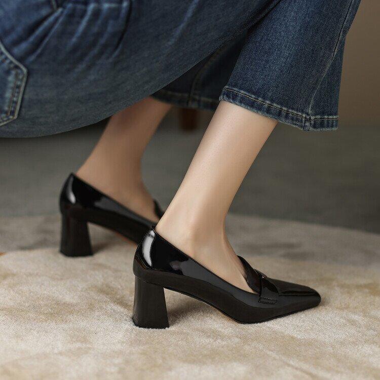 中胤时尚获得发明专利授权：“具有通风功能的女士高跟皮鞋”