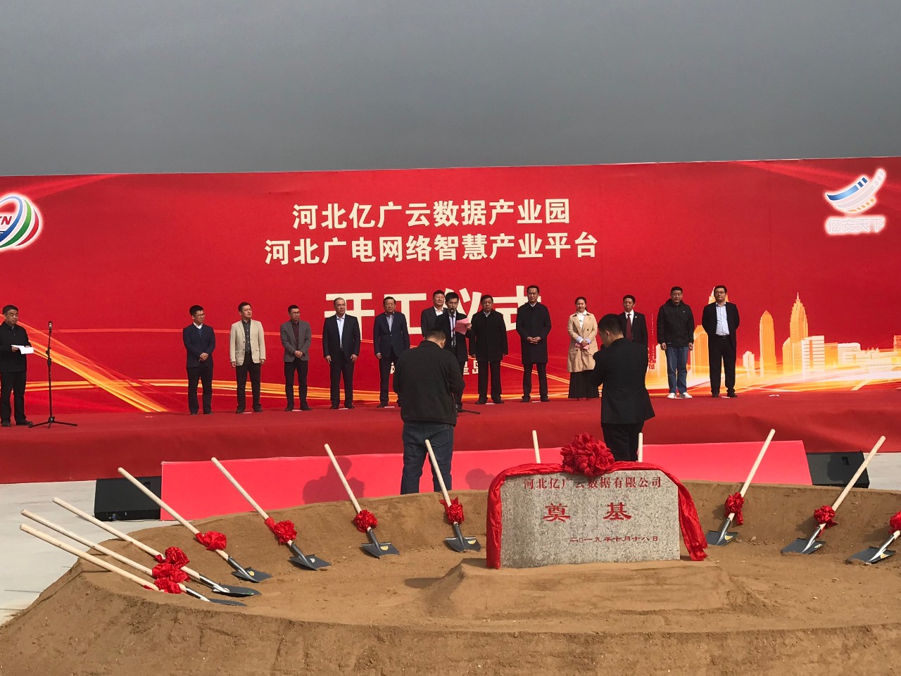 网宿科技：董事长洪珂辞任 李伯洋接任