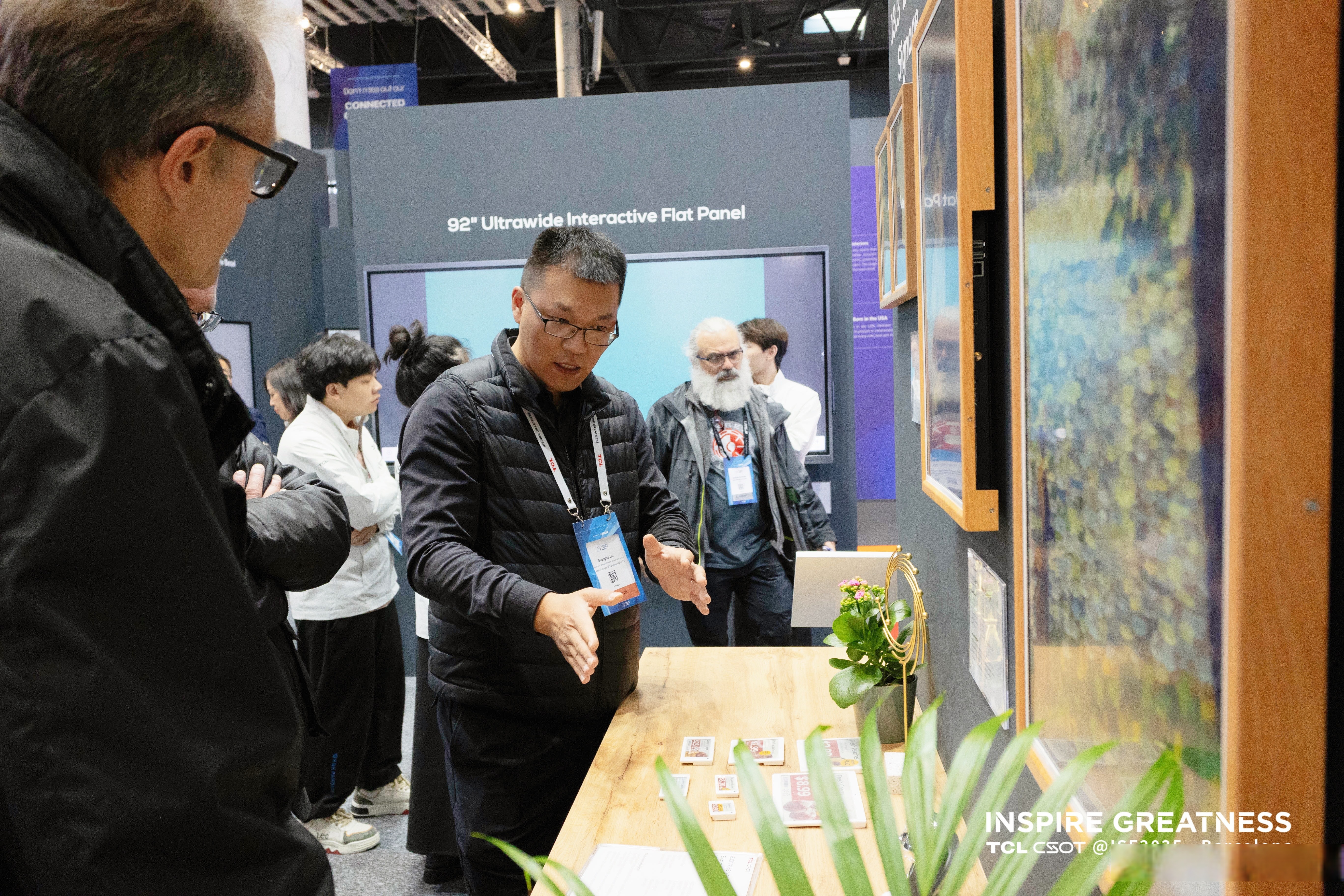 TCL华星携APEX臻图与印刷OLED全家桶亮相SID2025