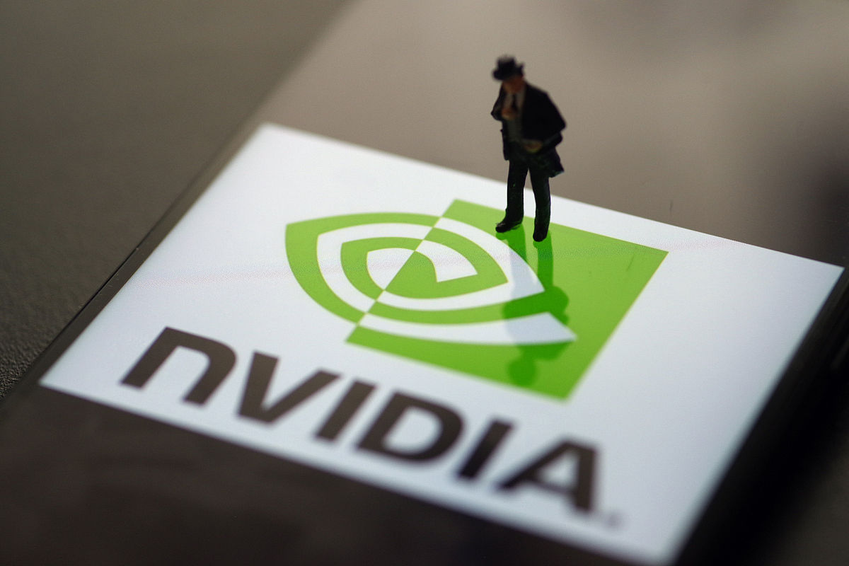 捷佳伟创：实控人及其一致行动人合计拟减持不超2.28%公司股份