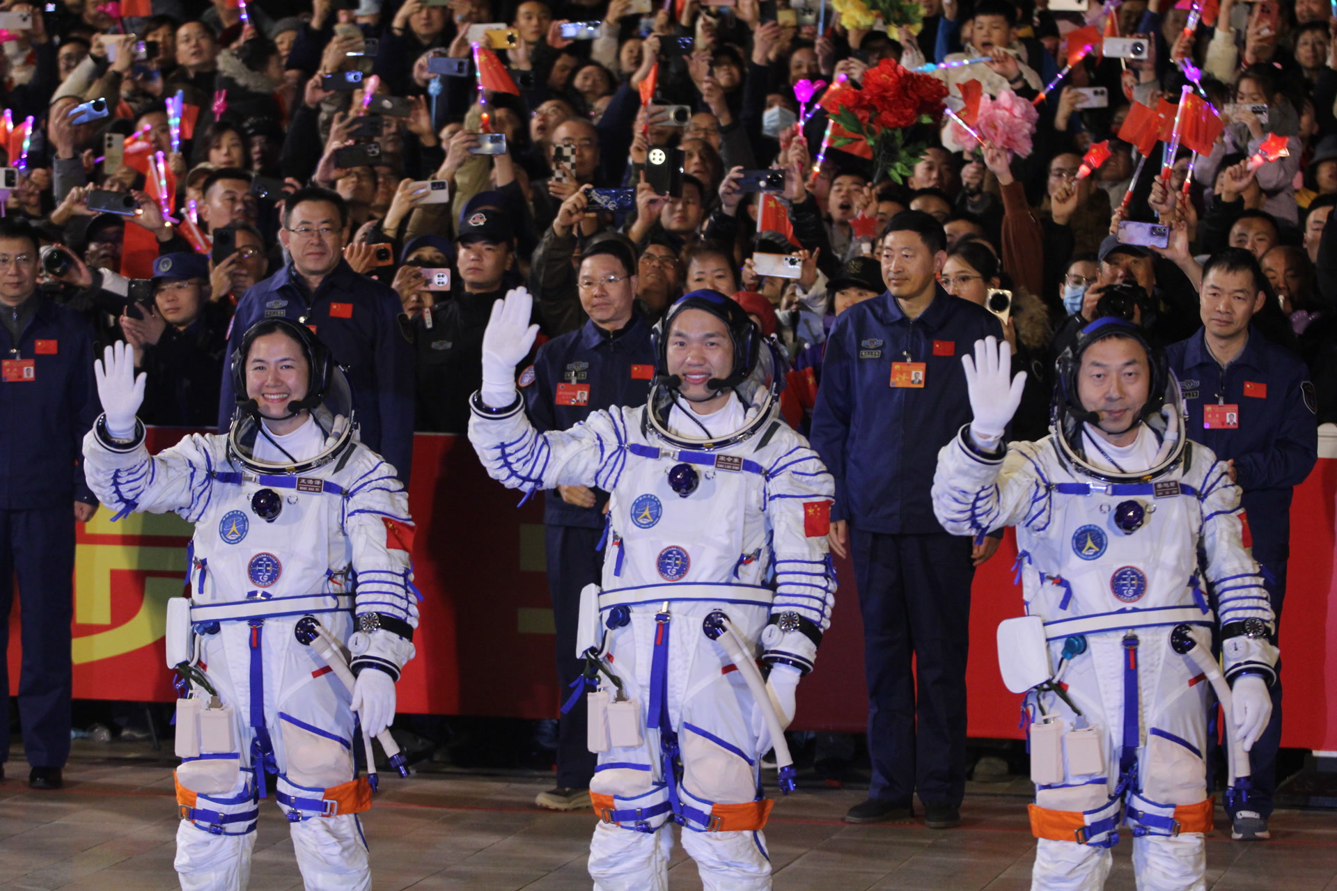 神舟二十号航天员乘组圆满完成第一次出舱活动