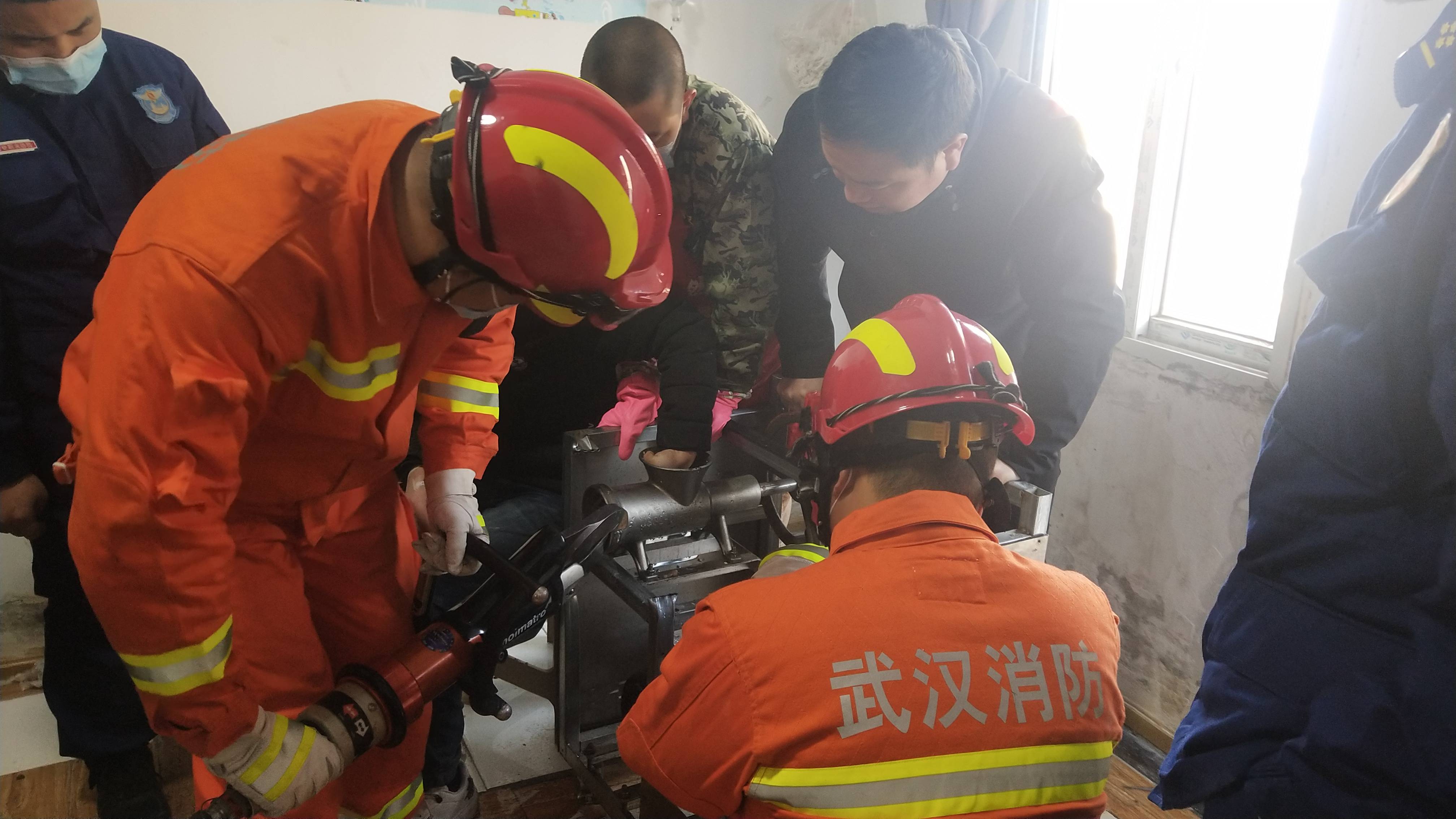 浙江余姚一学校食堂绞肉机发现活蛆：对有关人员停职、免职处理