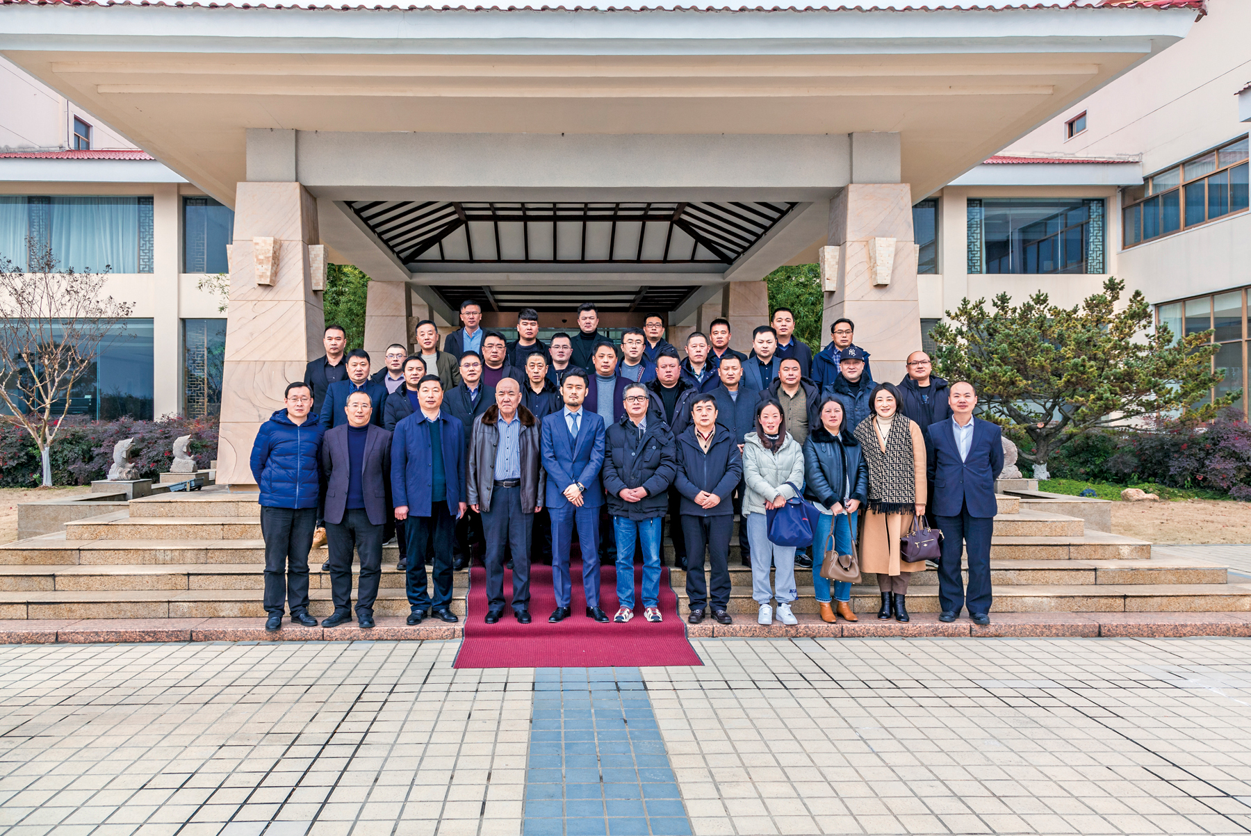 合肥城建：公司支付给职工以及为职工支付的现金增加，主要是公司近年来房地产开发项目增加所致