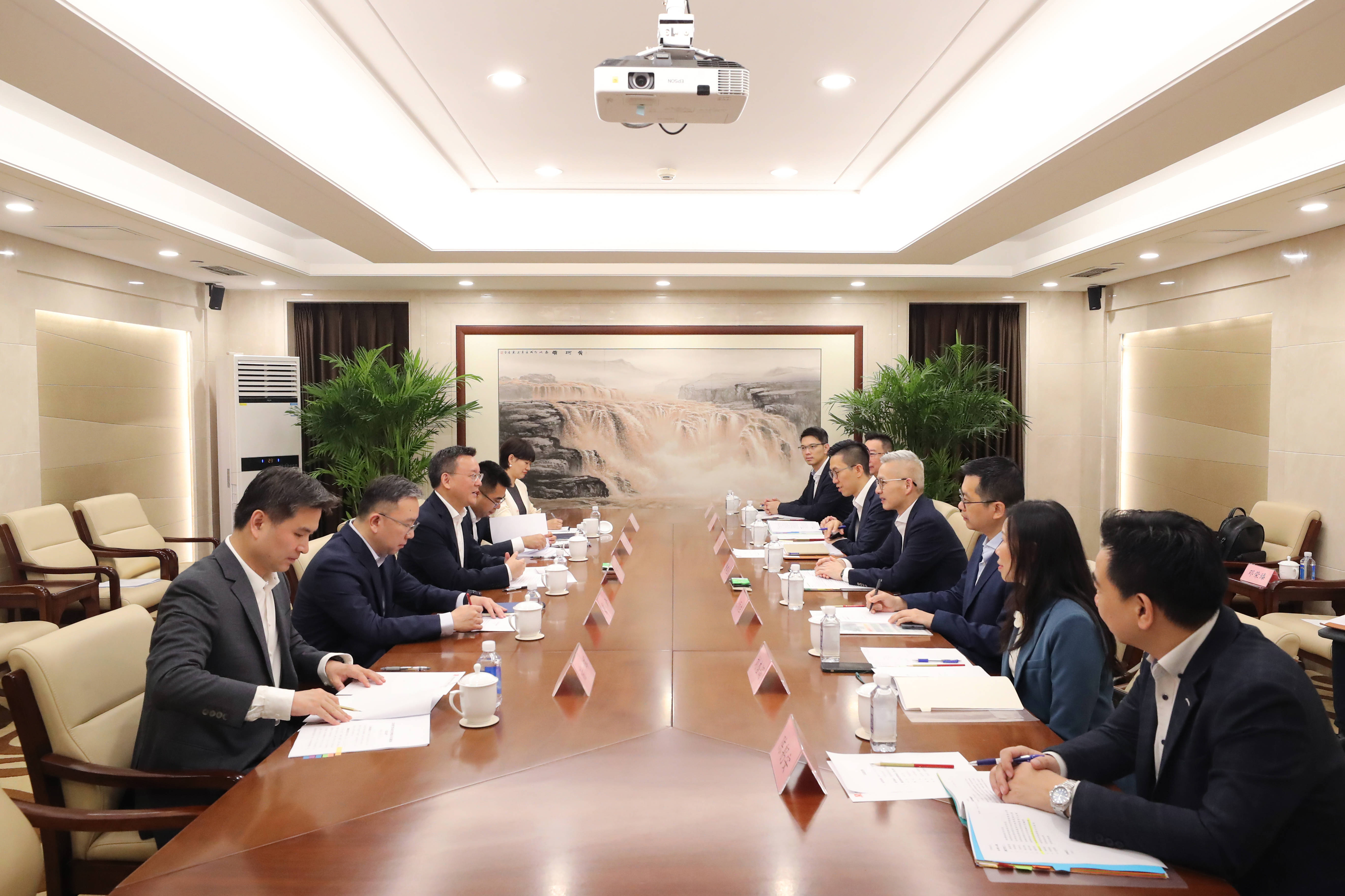 吕瑞浩公参会见非盟委员会会议管理司司长纳哈