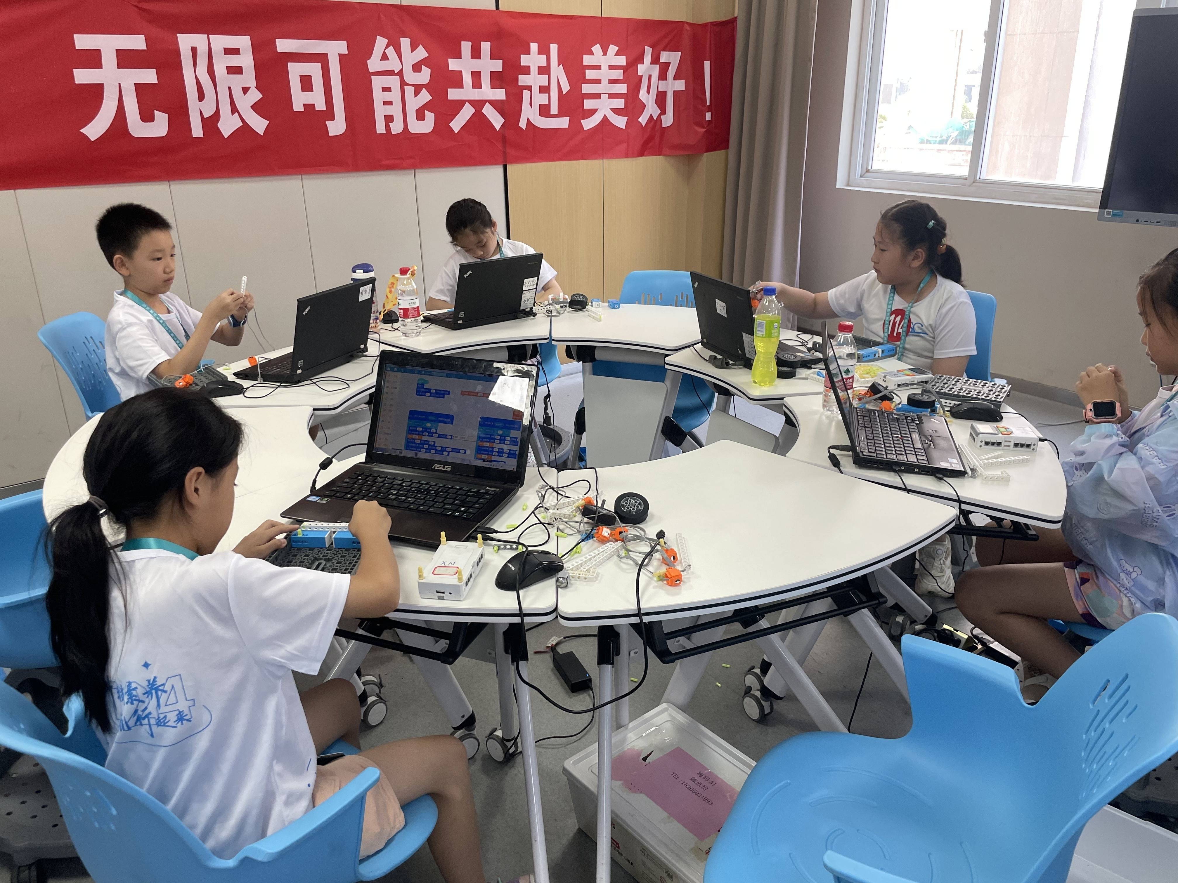 劳动技能大比拼 人形机器人备赛忙