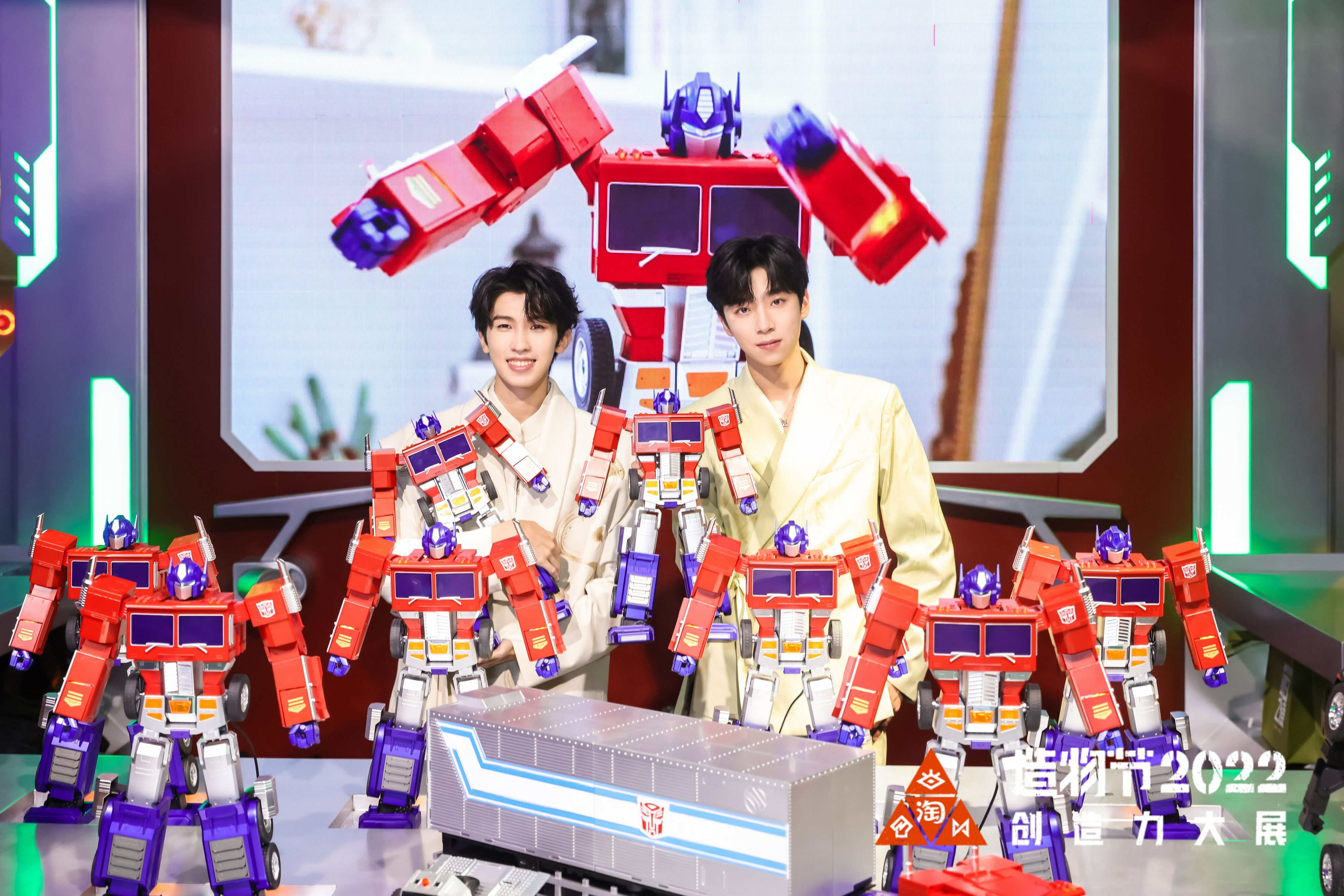 秀我中国丨机器人进校园，当起孩子们的“新同桌”！