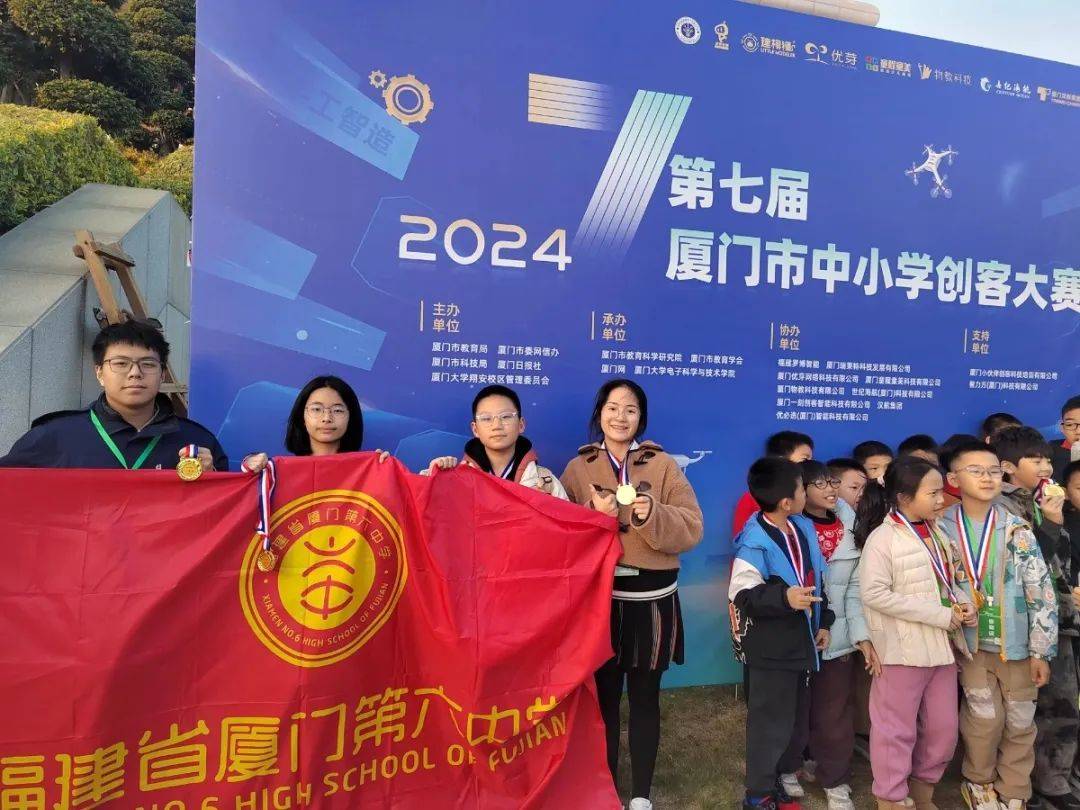 秀我中国丨机器人进校园，当起孩子们的“新同桌”！