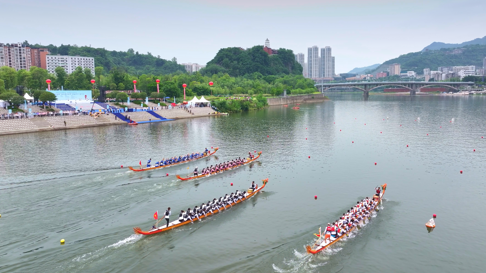划龙舟：传承千年的民俗瑰宝与竞技盛事