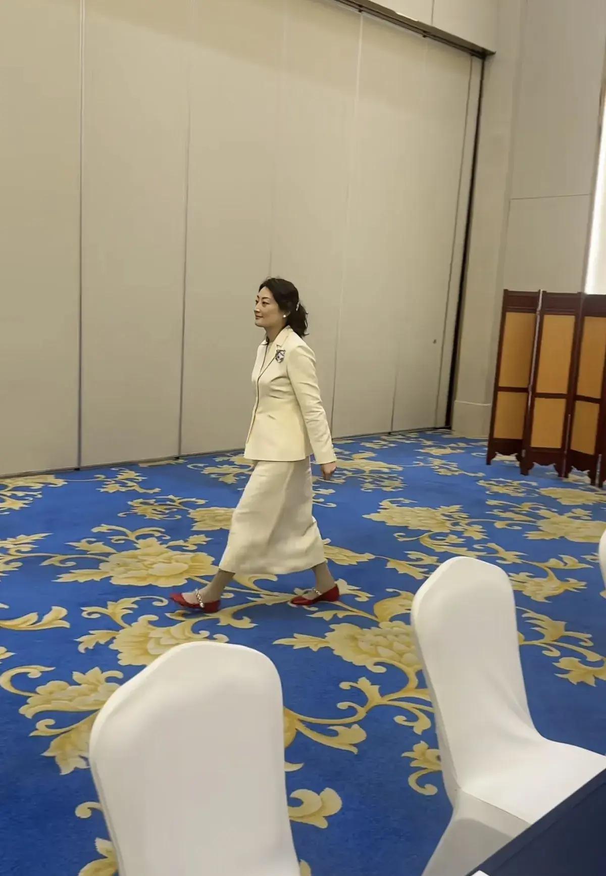 【财闻联播】事关美暂停向中国出售发动机技术，外交部表态！宗馥莉接手娃哈哈实业公司