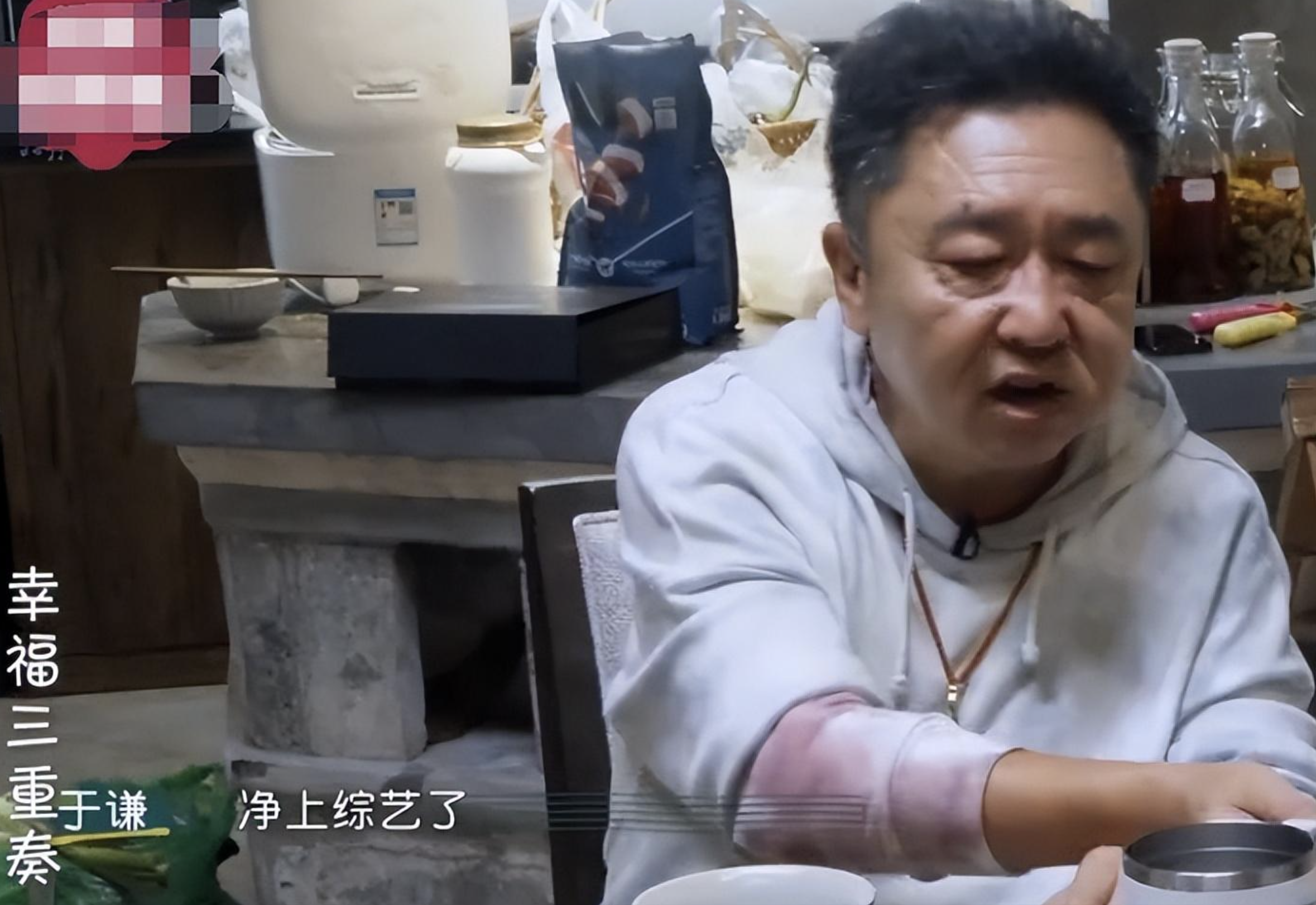 苹果广告又整活了！岳云鹏从手机后「探」出的这一眼，藏着 iPhone 最安心的隐私密码