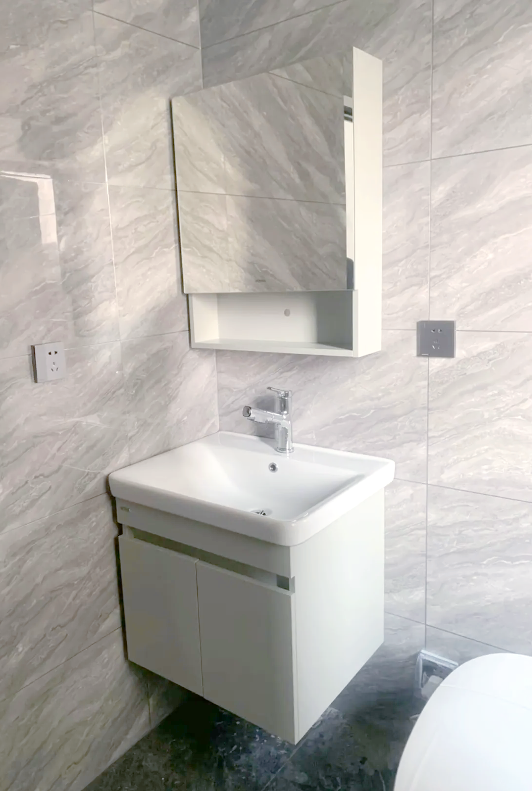 箭牌家居获得实用新型专利授权：“一种挂盒、橱柜及浴室柜”