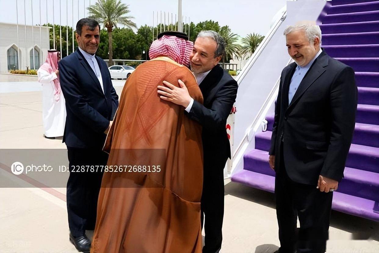 阿曼伊朗签署18项协议深化合作