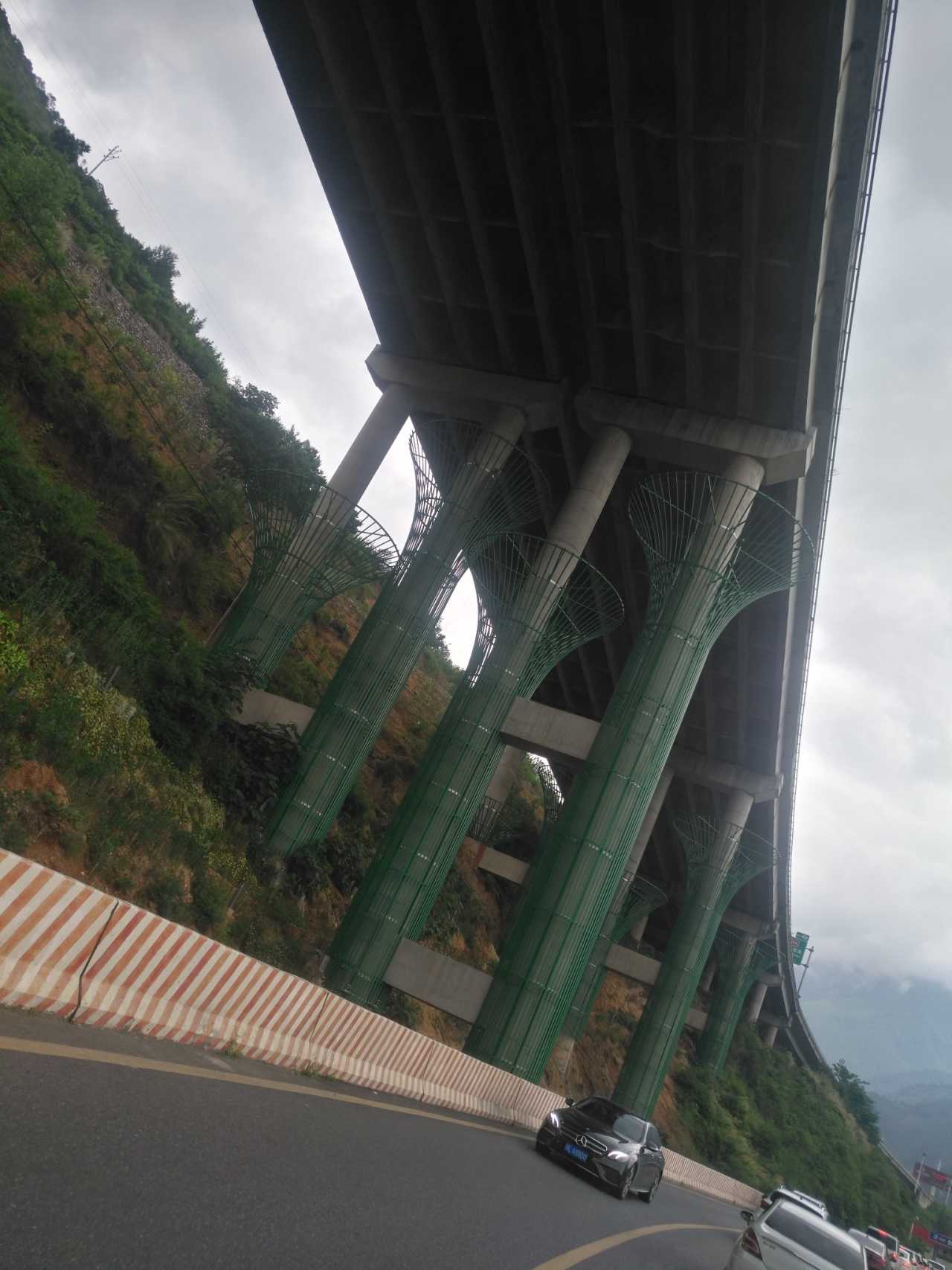 尼媒称马囊地区徒步路线遭新修公路污染