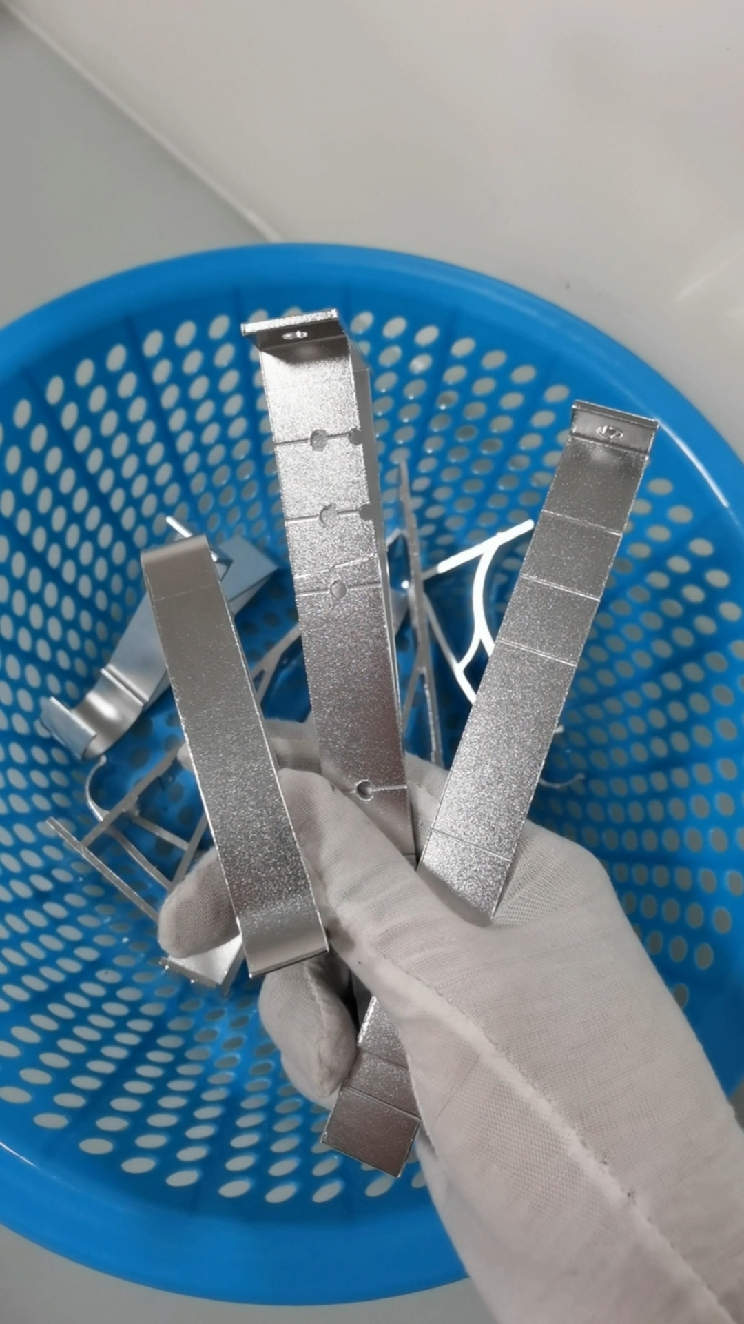 联创电子：主要是用稀有元素对玻璃表面进行抛光