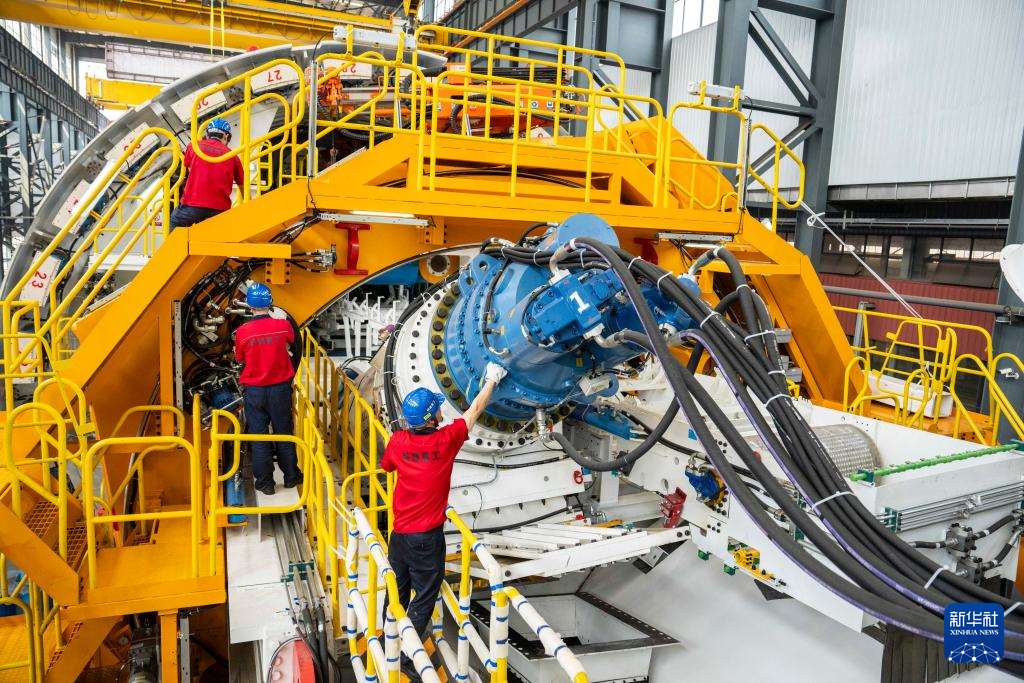 首台全国产化超大直径竖井掘进机下线