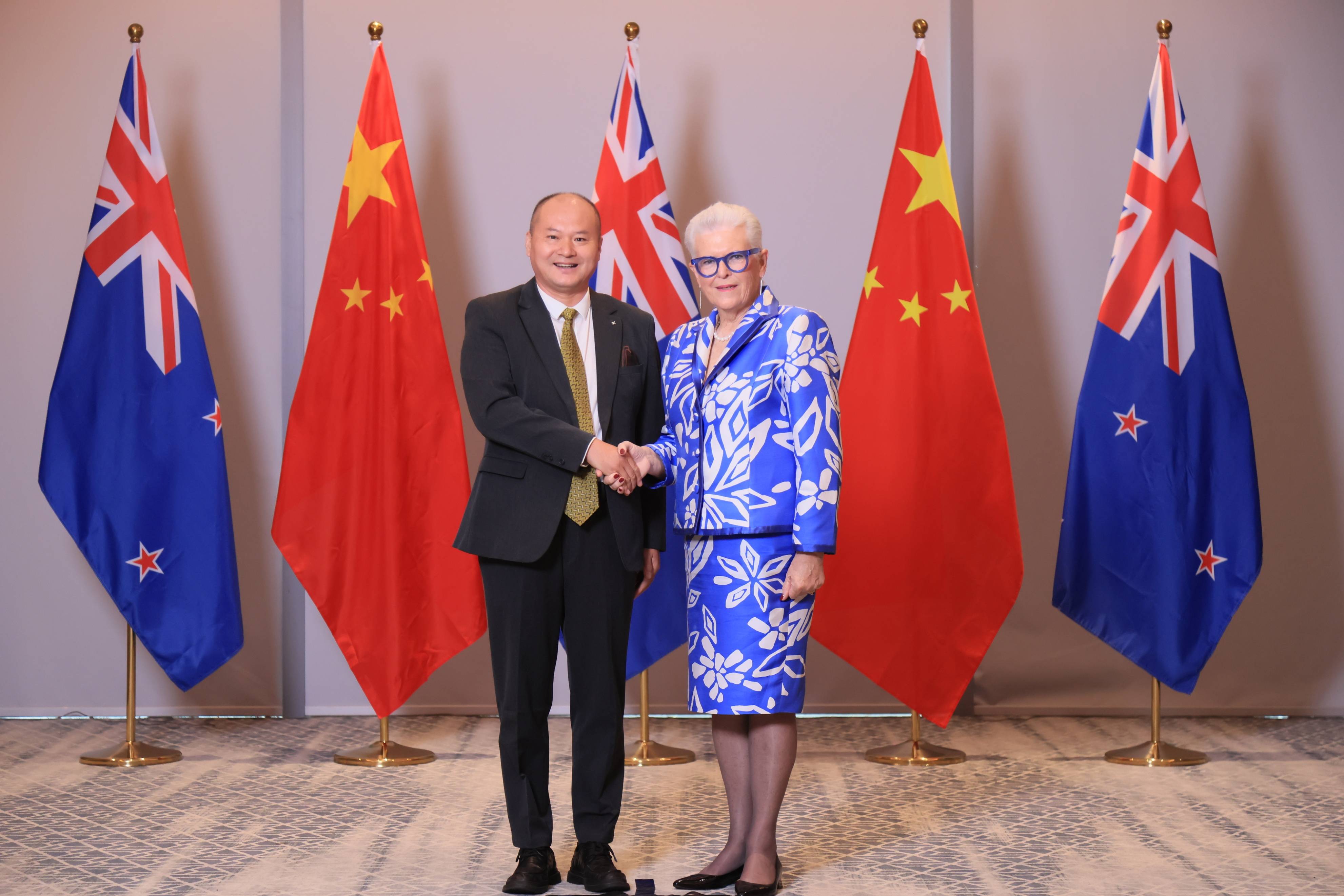 李强同加拿大总理卡尼通电话