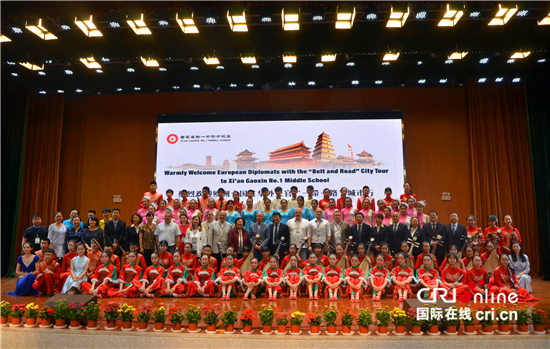 驻新西兰使馆青年外交官赴惠灵顿斯科茨高中讲经济课