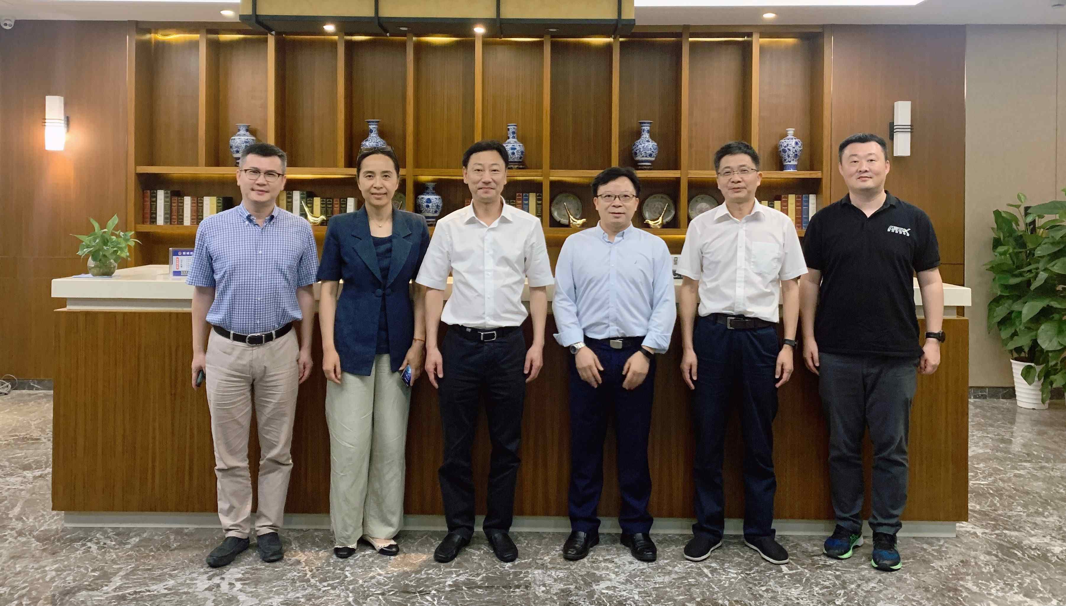 友发集团：控股子公司投资沐曦集成电路