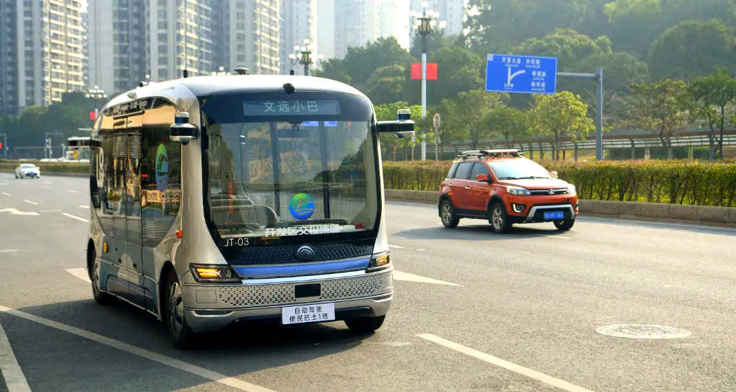 “车路云一体化” 让“聪明车”跑上“智慧路”