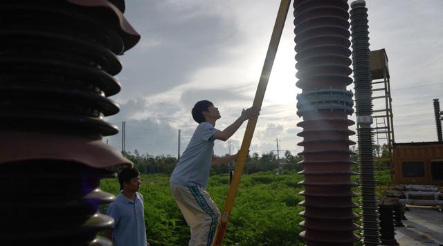 特写：乌云压境处，有群追雷的人