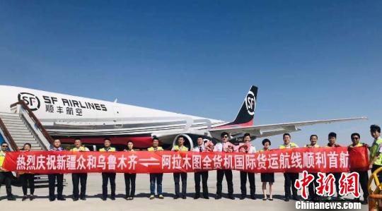 顺丰集团代表与哈萨克斯坦副总理罗曼·斯克利亚尔一行举行会谈