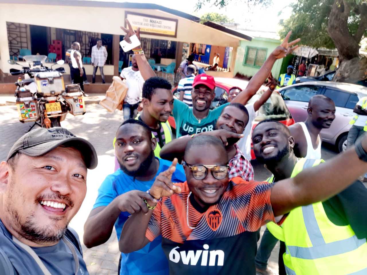 加纳首座电动汽车太阳能充电站在阿克拉启用