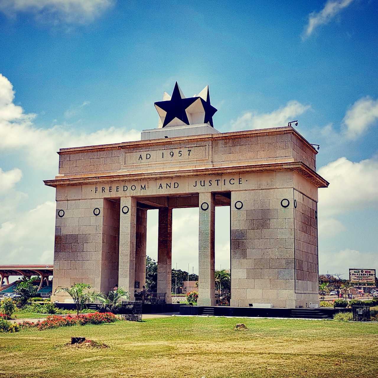 加纳首座电动汽车太阳能充电站在阿克拉启用