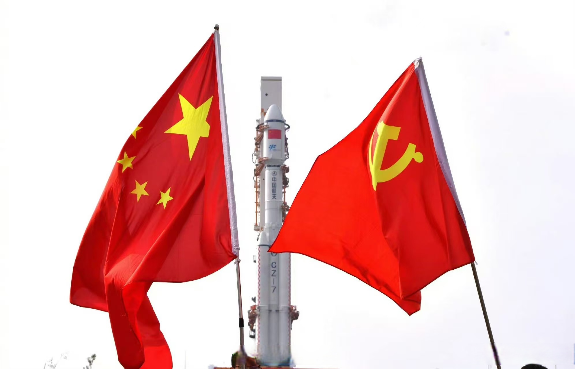 新华社快讯：天舟九号货运飞船与长征七号遥十运载火箭组合体垂直转运至发射区，将于近日择机实施发射