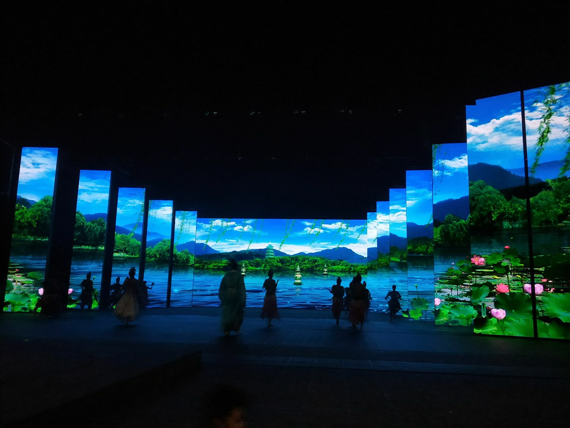 宋城演艺：鼓励员工自愿参与“职人直播”进行品牌宣传和门票销售