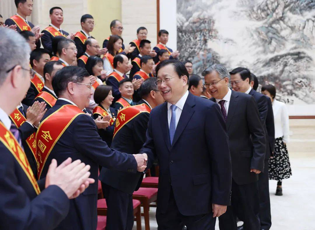 湖北省委书记王忠林会见中国兵器工业集团董事长周治平