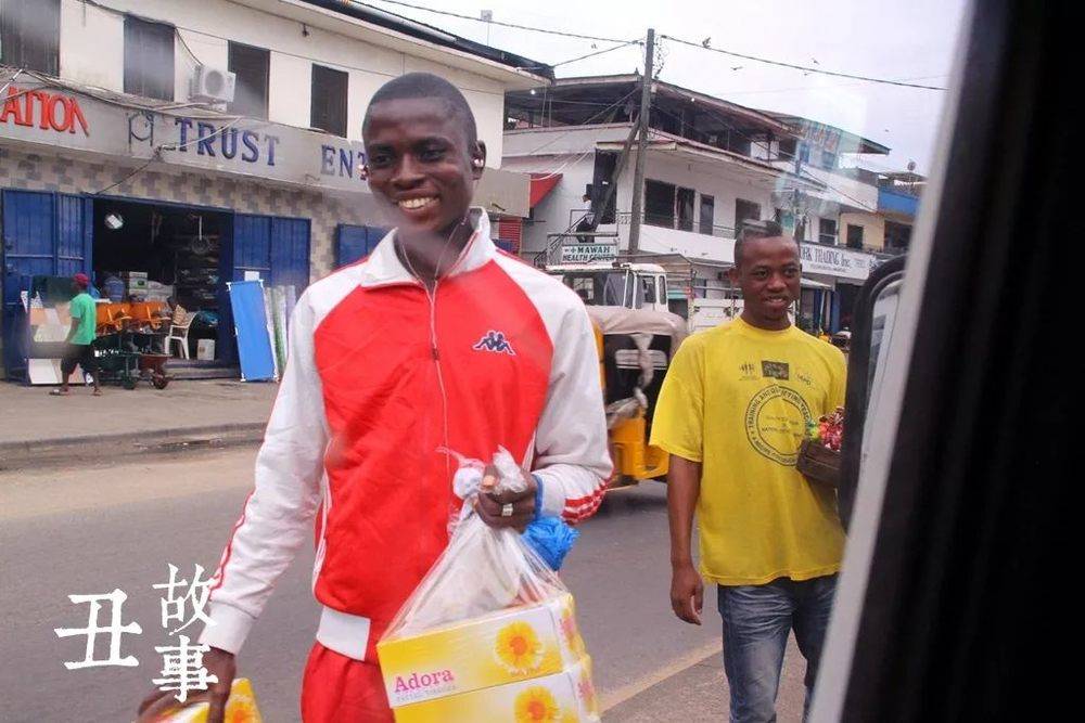 副总统在蒙罗维亚自由港启动了夜间航运计划