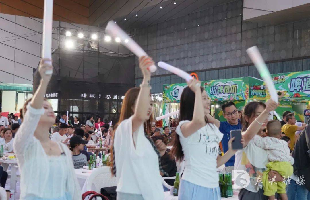 热浪中“嗨啤”一下！青岛啤酒冰爽动销进行时