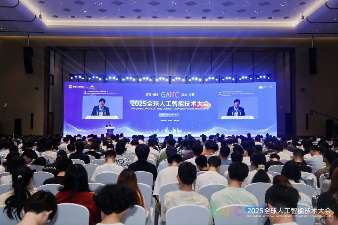 科学与健康丨机“慧”共生 人形机器人在2025世界人工智能大会展现澎湃动力