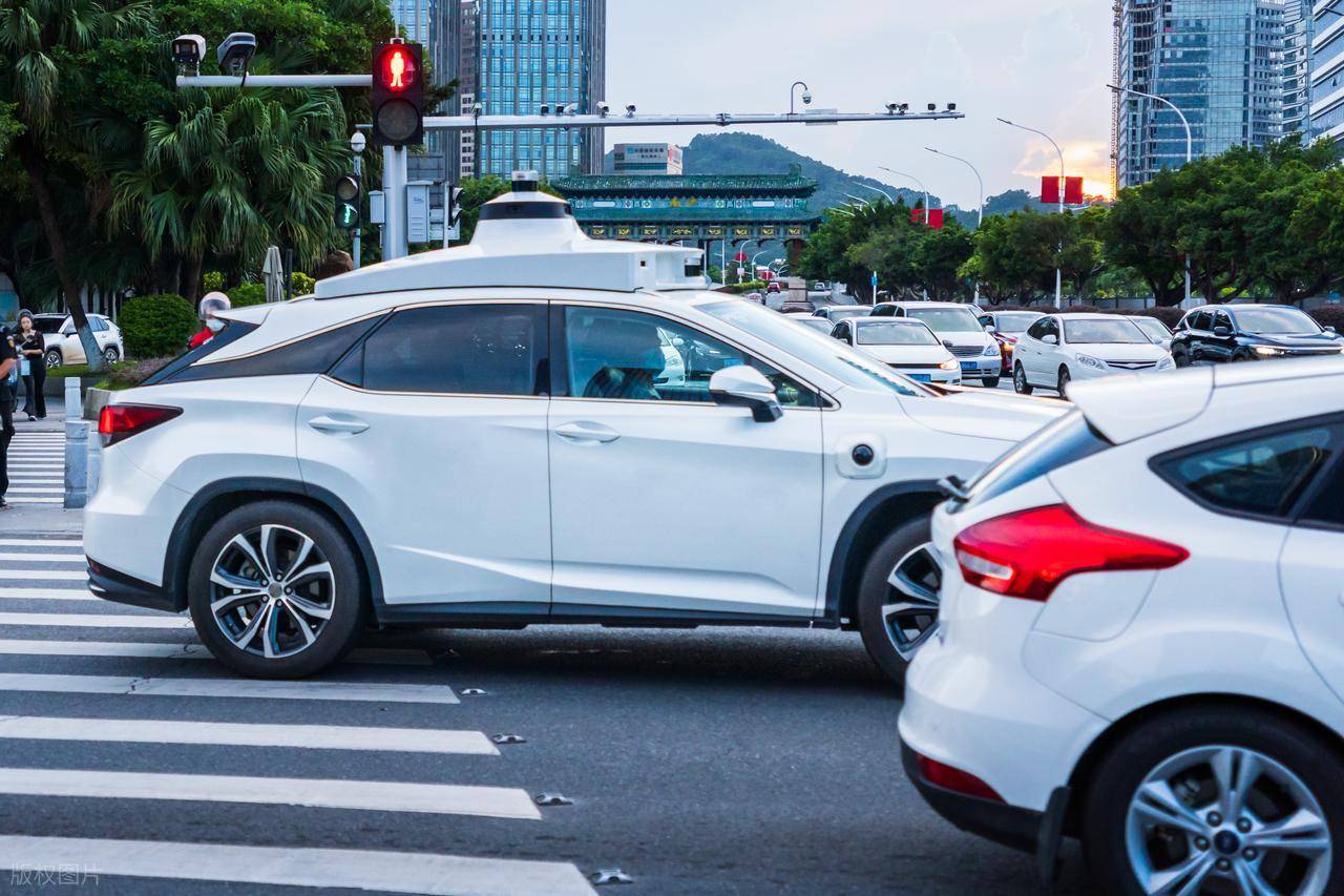 完全无人驾驶出租车开进了上海市区！记者实探