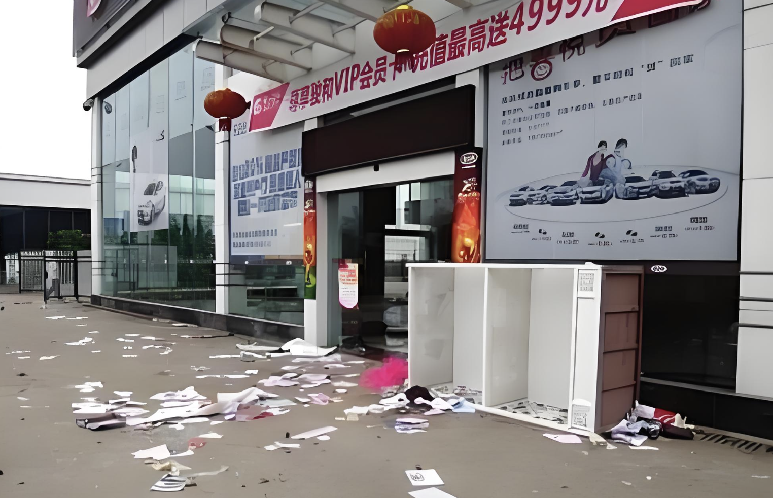 万达电影中报预增难挡股东们减持，两个季度业绩背道而驰，Q2亏损加剧