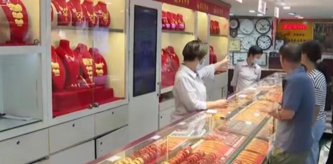 新易盛大宗交易成交0.50万股 成交额205.17万元