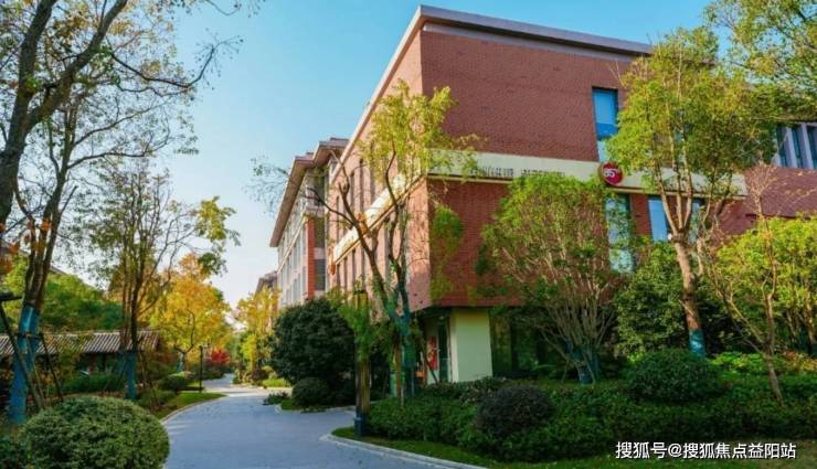 花旗集团余向荣：拥抱AI与新经济，推动技术进步向“赋能人”而非“替代人”倾斜