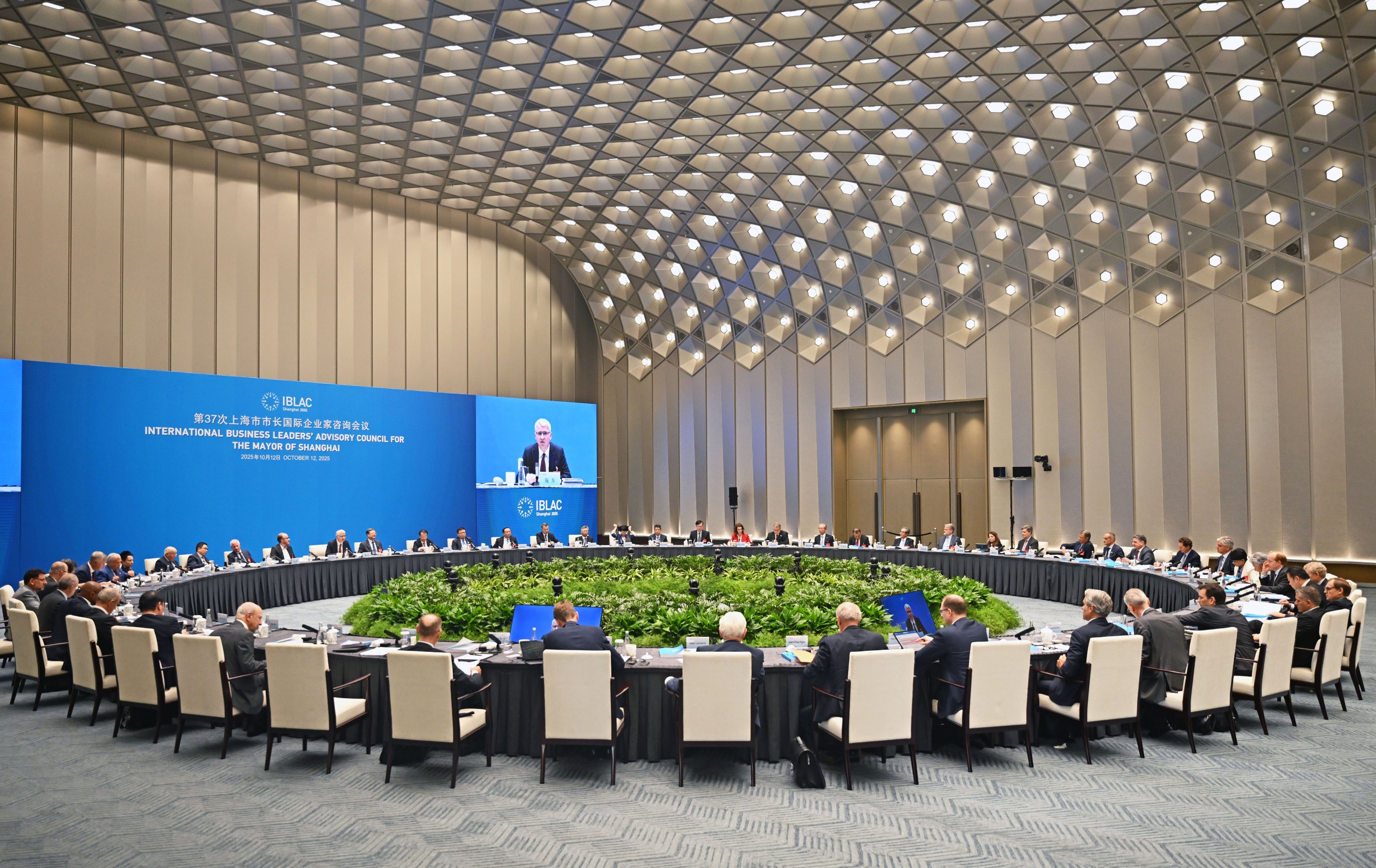 上海：到2028年，推动大型企业实现智能工厂全覆盖，机器人密度提高到600台/万人