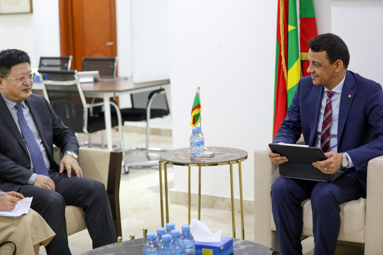 唐中东大使考察援毛里塔尼亚农业技术示范中心