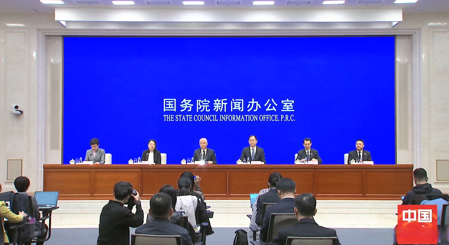 今日看点｜国新办举行国务院政策例行吹风会，介绍《固体废物综合治理行动计划》有关情况