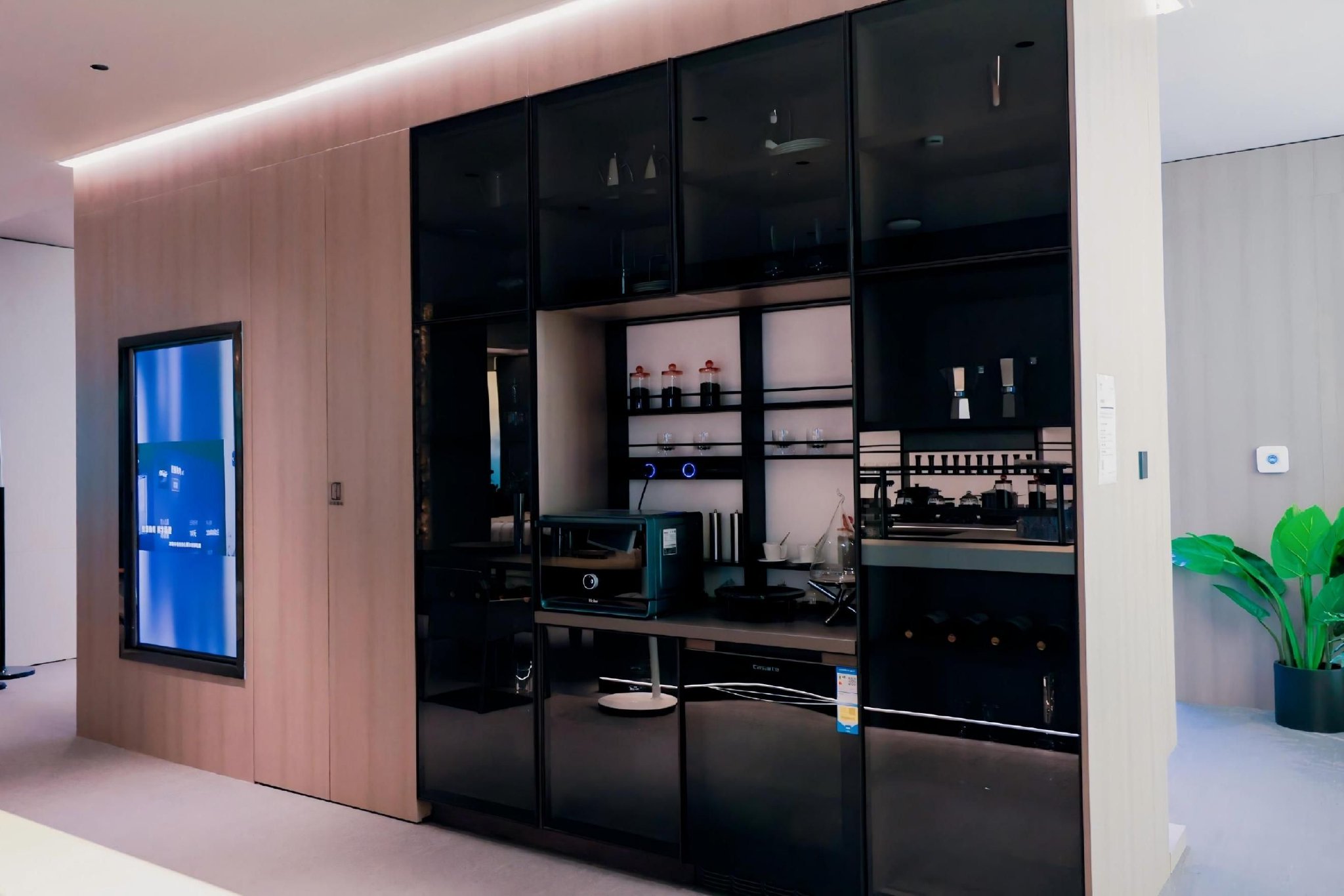 政策引领下的智慧生活：海尔智家APP全新升级的多维创新与价值创造