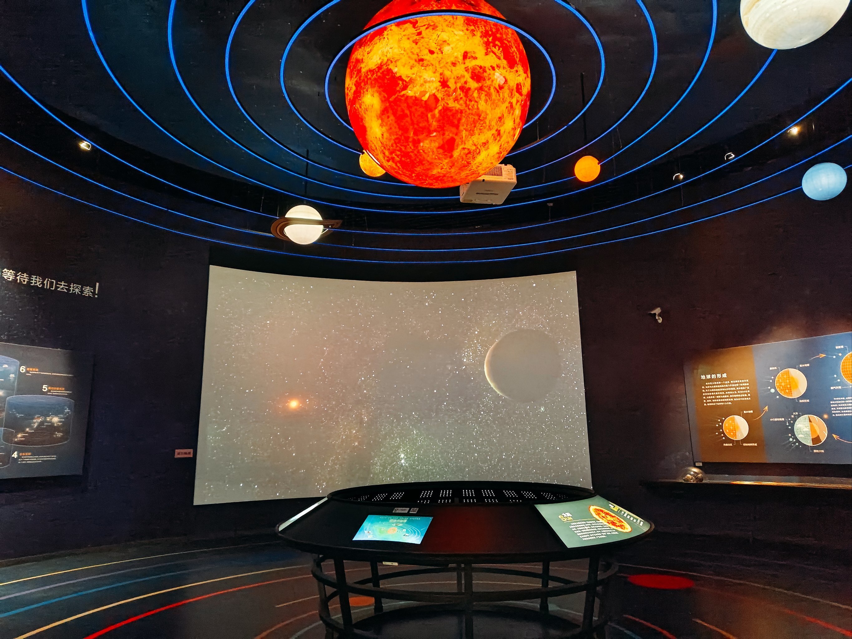 北京亮马河畔机器人科技空间等你来探秘