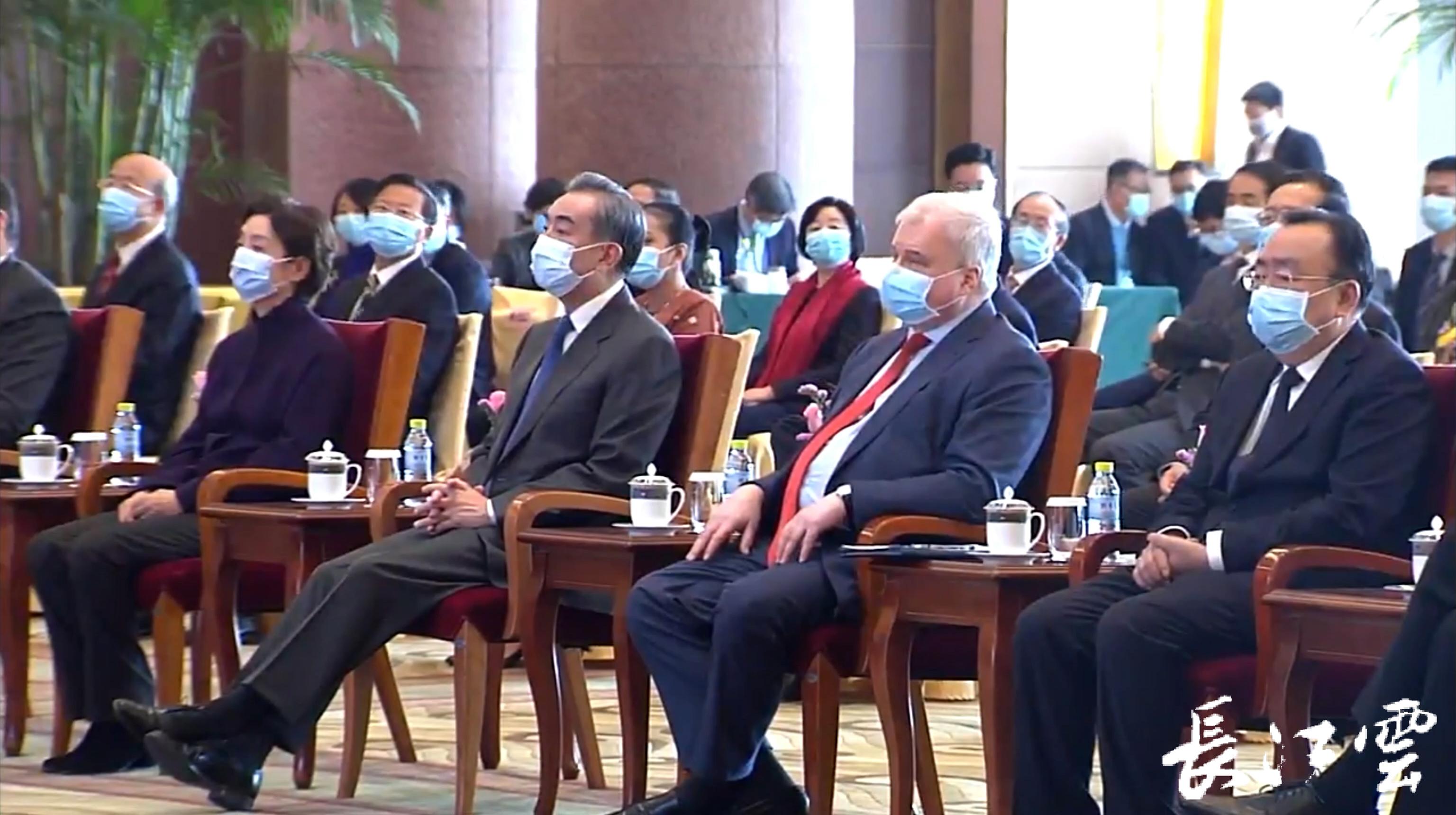 驻华使节参观“生命长江 生生不息―长江禁渔五年展”